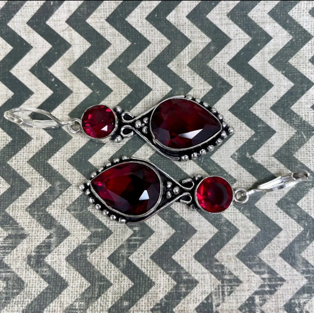 💕NWOT Elegant Red Garnet and Silver Drop Earrings - Picture 7 of 10